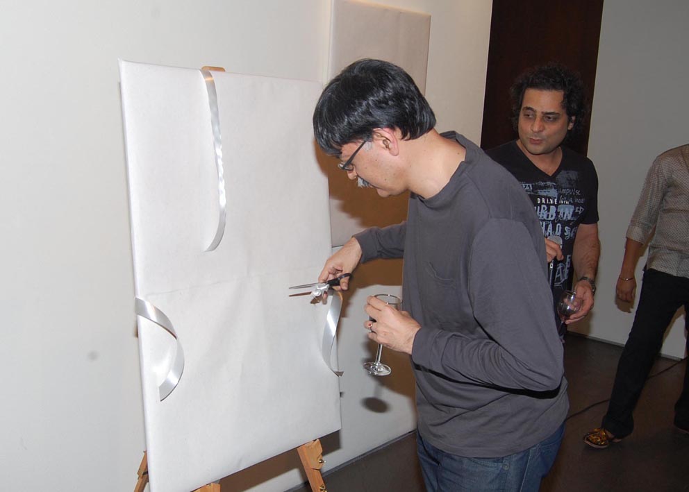 Liviing Legend of Indian Copywriting Alok Nanda unveiling the Scarecrow Logo.jpg