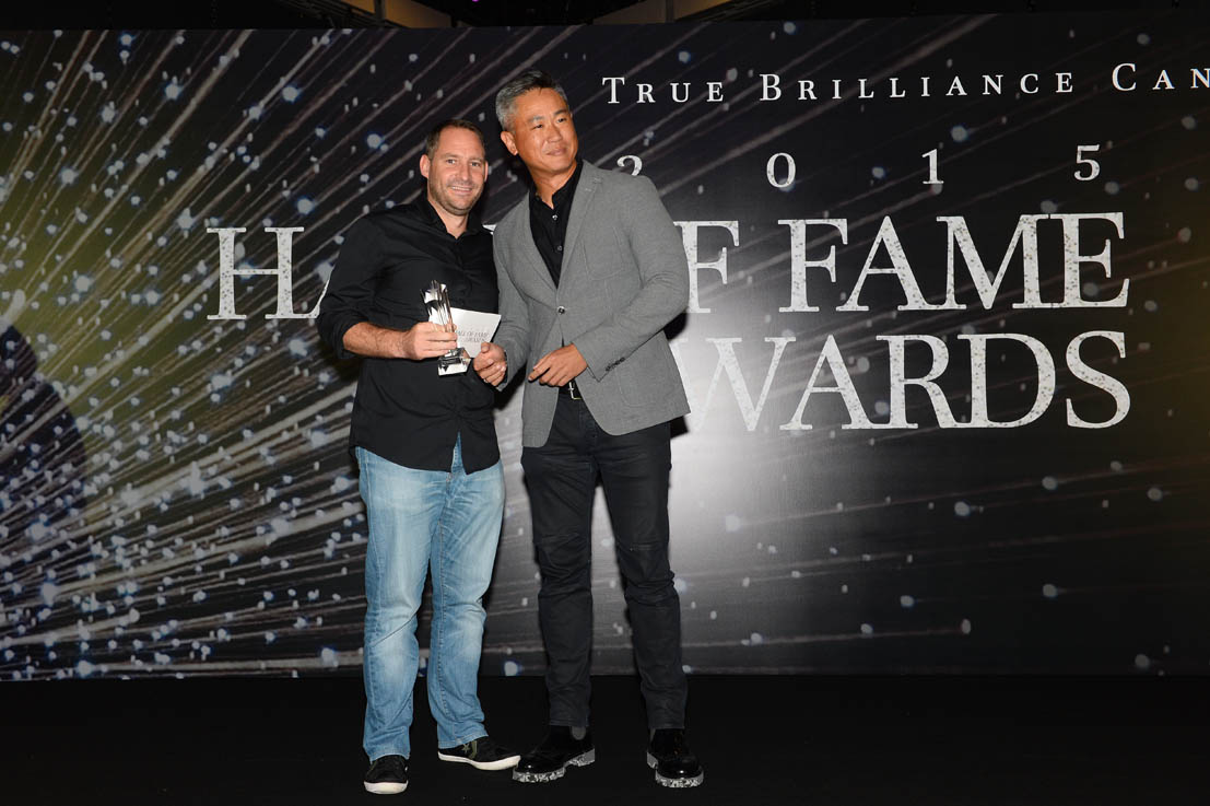 Jack Lim , Chief Commercial Officer , Mediacorp presenting - Creative Director of the Year - Gary Steele -TBWA Group Singapore.jpg