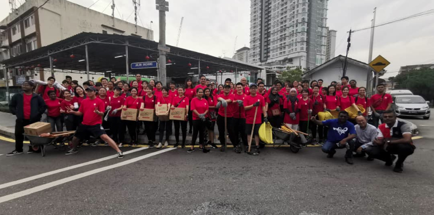 UM MALAYSIA leaves their office FOR A DAY TO CLEAN UP AND BEAUTIFY THE KLANG RIVER