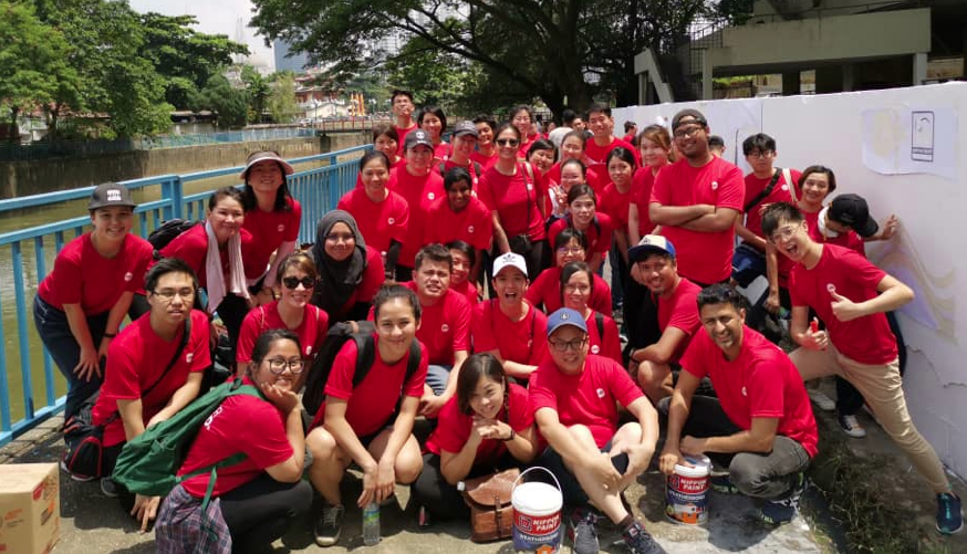 UM MALAYSIA leaves their office FOR A DAY TO CLEAN UP AND BEAUTIFY THE KLANG RIVER