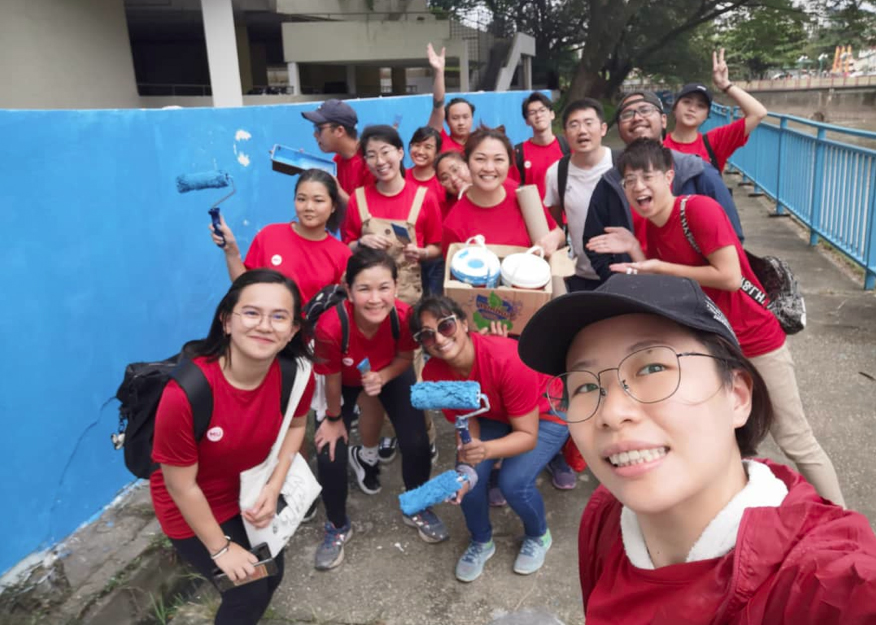 UM MALAYSIA leaves their office FOR A DAY TO CLEAN UP AND BEAUTIFY THE KLANG RIVER