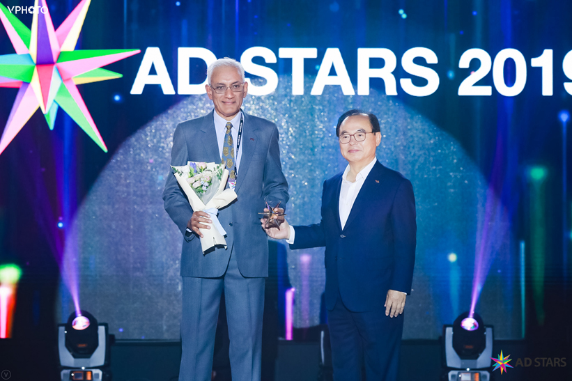 Srinivasan Swamy receives International Honorary Award at AD STARS, Busan Korea
