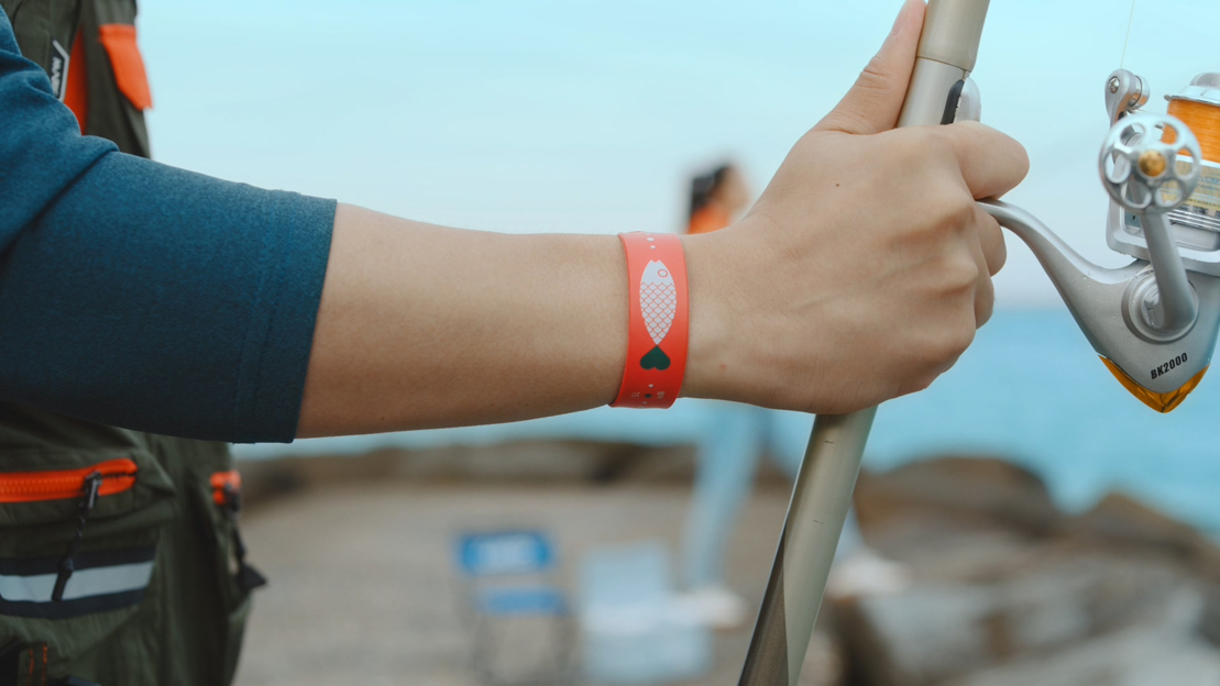 Cheil Worldwide South Korea designs a slap band used to measure the length of fish to raise awareness on overfishing