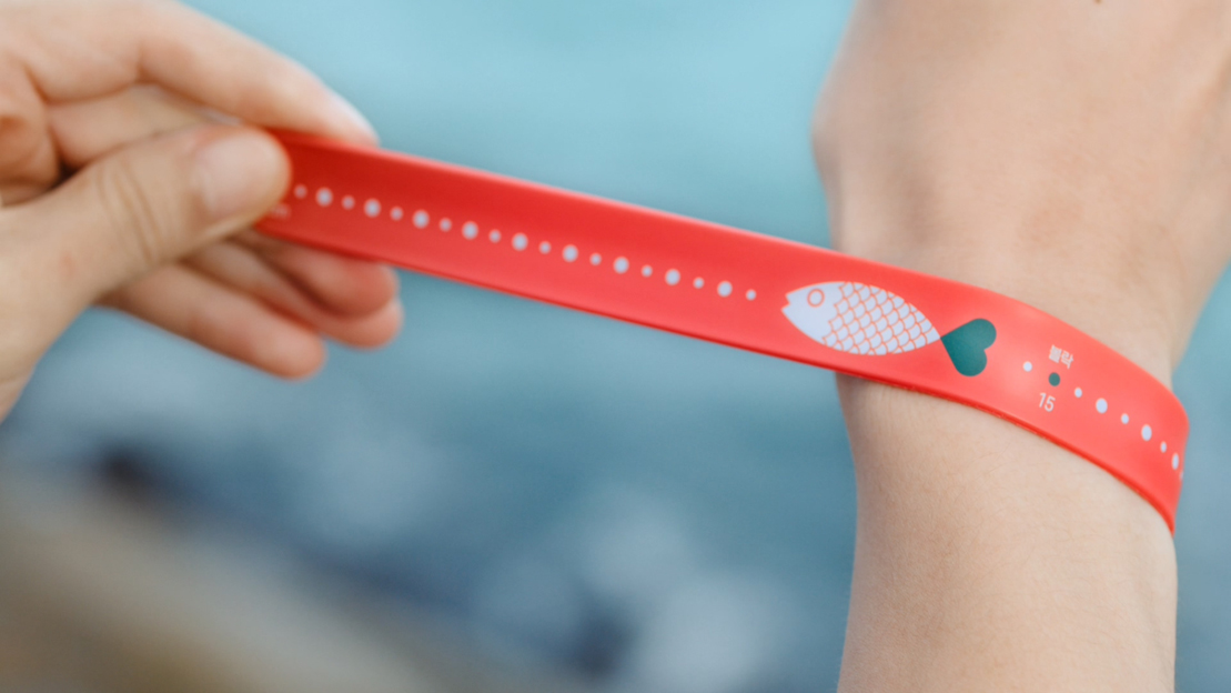 Cheil Worldwide South Korea designs a slap band used to measure the length of fish to raise awareness on overfishing
