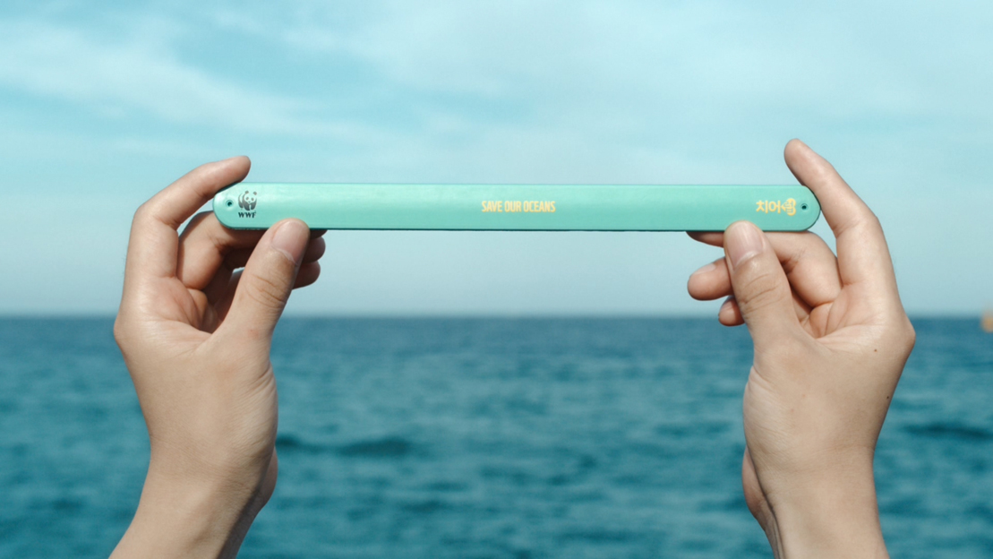 Cheil Worldwide South Korea designs a slap band used to measure the length of fish to raise awareness on overfishing