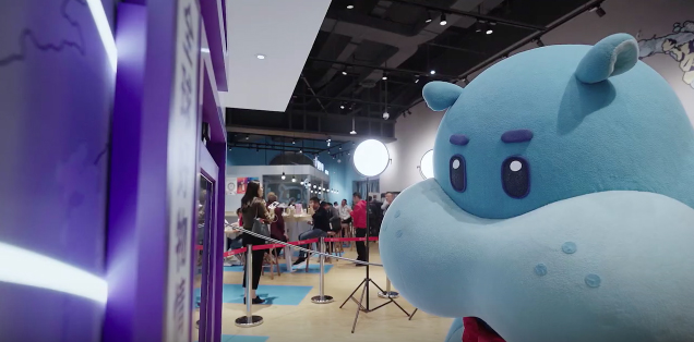 F5 Shanghai creates an interactive installation Tmall Global Hotline to Call locals worldwide for shopping tips