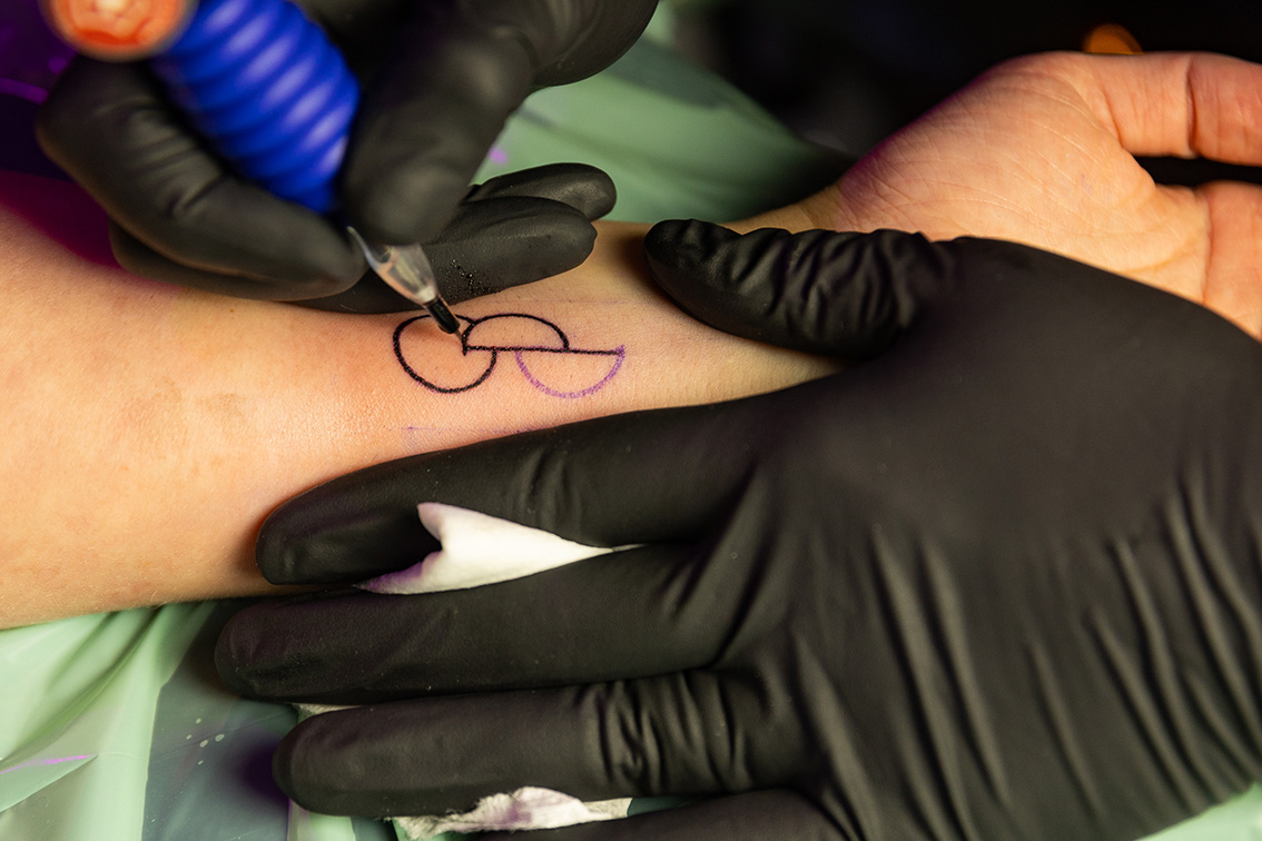 Seen+Noted: Campaign transforms tattoo studios in Germany into organ donation opt-in centers