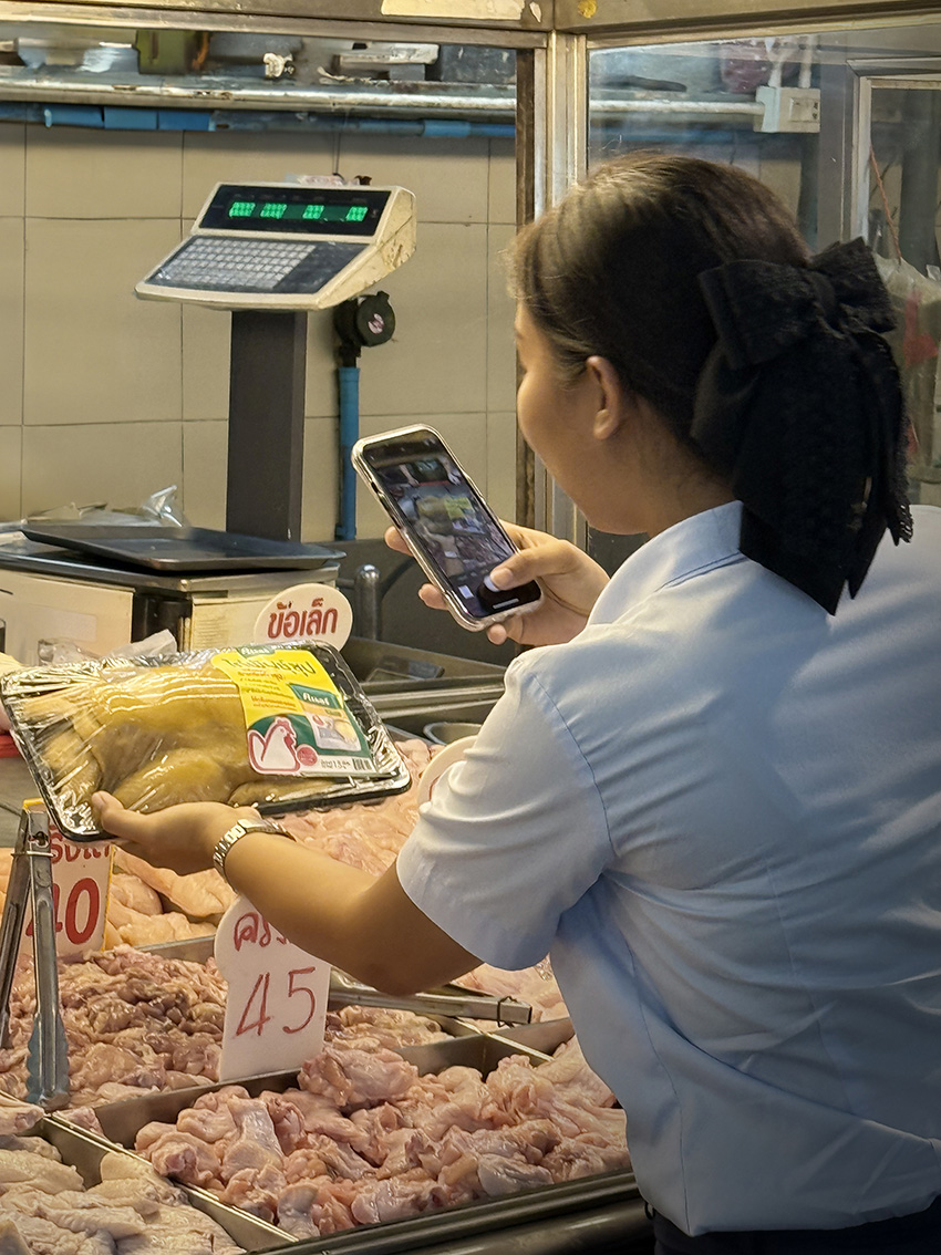 Knorr and YOUNGSTER BKK redefine in-store media with a poultry aisle provocation