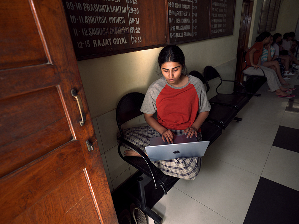Apple launches “Lessons” to transform how Indian college students learn with Mac