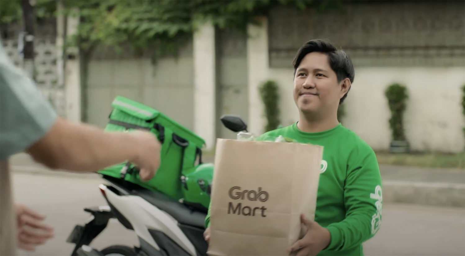 New GIGIL Philippines campaign shows that GrabMart is the same as grocery stores