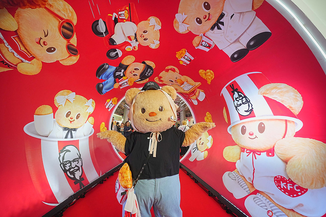 KFC Thailand Transforms Fan Experience with Meet & Eat: Fried Chicken + Hugs from Nong Noey