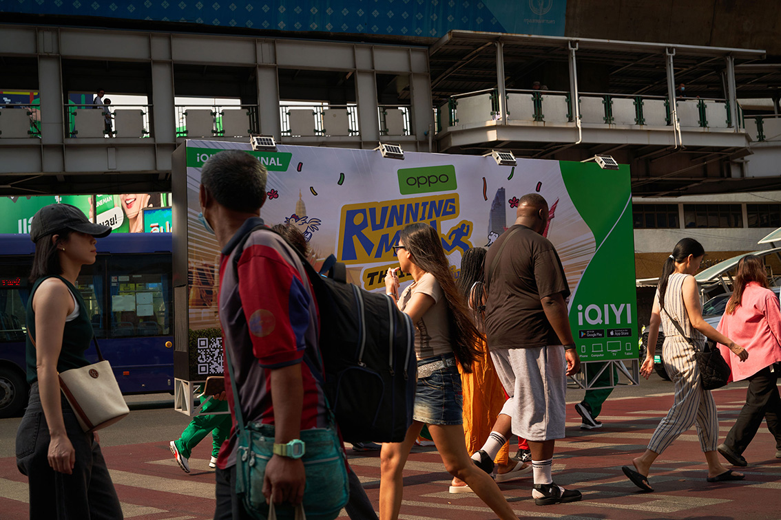 Flash Bomber makes Bangkok run with moving billboard for Running Man Thailand