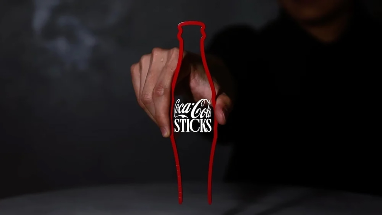 Coca-Cola devient l'ustensile qui amène à table